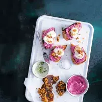 Bruschetta s pomazánkou z červené řepy & karamelizovanými ořechy Bruschetta s pomazánkou z červené řepy & karamelizovanými ořechy
