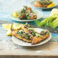 Bruschetta se sardinkami, fenyklem a červenou cibulí Bruschetta se sardinkami, fenyklem a červenou cibulí