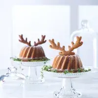 Brusinková bábovka s perníkovým parožím