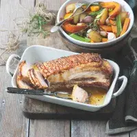 Bůček s bramborami, zeleninou a jablky Bůček s bramborami, zeleninou a jablky