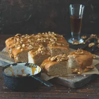 Buchta s karamelovo-ořechovou glazurou