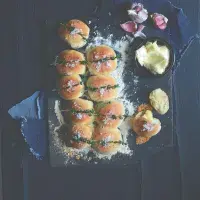 Bulky s tymiánem a s česnekovým máslem