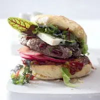 Kančí burger s brusinkami Kančí burger s brusinkami