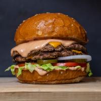 Velký hlad? Složte si nejlepší dvojitý burger. Potřebovat budete správnou žemli