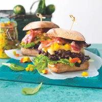 Burgery s cuketovým relishem