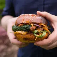 Burger s masovými závitky Burger s masovými závitky