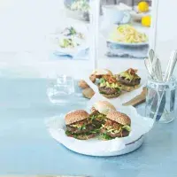 Burgery plněné čedarem & se zelným salátkem a smaženou šalotkou Burgery plněné čedarem & se zelným salátkem a smaženou šalotkou