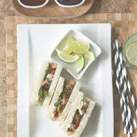 Čajové sendviče s uzeným kuřetem a okurkou