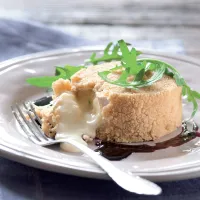 Camembert s omáčkou z černého rybízu Camembert s omáčkou z černého rybízu