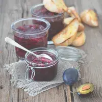 Sladkokyselé švestkové čatní se šalotkami na červeném víně