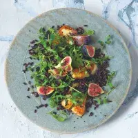 Černorýžový salát s fíky a haloumi