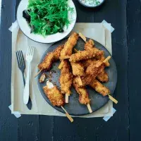 Česnekové kuřecí špízky s jogurtovým dipem