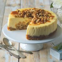 Cheesecake z Lučiny s jablky, drobenkou a karamelem