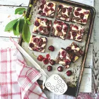 Cheesecake brownies s třešněmi
