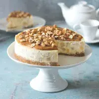 Cheesecake s pošírovanými hruškami a praliné polevou Cheesecake s pošírovanými hruškami a praliné polevou