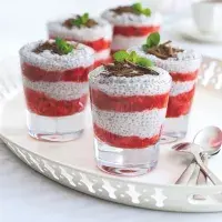 Kokosový chia pudink s čokoládou a jahodami Kokosový chia pudink s čokoládou a jahodami