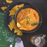 Chilli sýrový dip s tortillovými lupínky