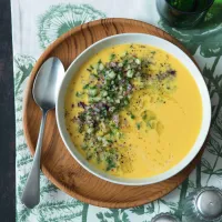 Chlazená polévka z kukuřice, paprik a rajčat