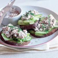 Chléb s okurkami a makrelou