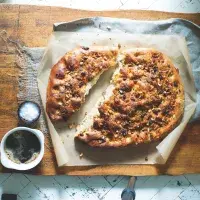 Plochý chléb s rokfórem a ořechy Plochý chléb s rokfórem a ořechy