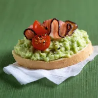 Chlebíček s avokádem a cherry rajčátky