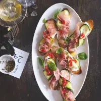 Chlebíčky s ricottou, cuketami a chilli