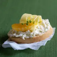 Chlebíčky se sýrovo-česnekovou pomazánkou Chlebíčky se sýrovo-česnekovou pomazánkou