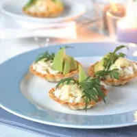 Chlebové košíčky s krabem a avokádem