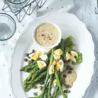 Chřest s tuňákovou omáčkou (à la vitello tonnato) Chřest s tuňákovou omáčkou (à la vitello tonnato)