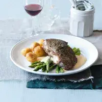 Steak s chřestem a holandskou omáčkou Steak s chřestem a holandskou omáčkou