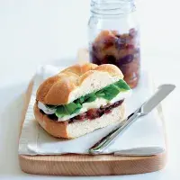 Cibuláda s brusinkami, jablky a šalvějí