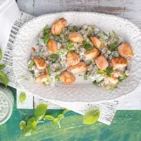 Cizrnový salát s jogurtem a lososem