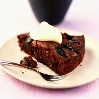 Čokoládový koláč se sušenými švestkami