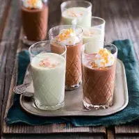 Světlá pěna z bílé čokolády s čajem matcha Světlá pěna z bílé čokolády s čajem matcha
