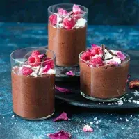 Čokoládová pěna se solí a malinami