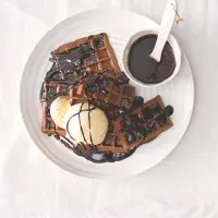 Čokoládové chai vafle s medovým chai sirupem Čokoládové chai vafle s medovým chai sirupem