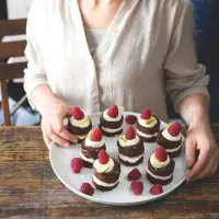 Čokoládové dortíky s limetkovým krémem a malinami