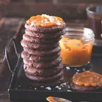 Čokoládové sušenky s karamelovou čepicí Čokoládové sušenky s karamelovou čepicí