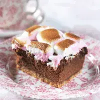 Čokoládový koláč s marshmallows Čokoládový koláč s marshmallows