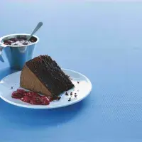 Čokoládový koláč s malinovou omáčkou