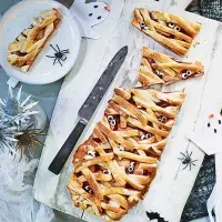 Halloweenský jablečno-jahodový koláč