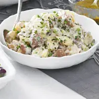 Červené brambory s křenem a crème fraîche