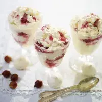 Angreštový Eton mess s bezinkovým krémem