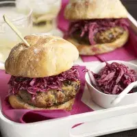 Vepřové burgery s jablky a nakládaným červeným zelím