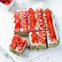 Jahodový koláč na plech s pistáciemi