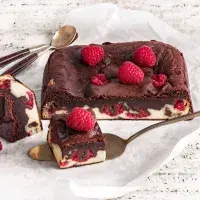 Cheesecake brownies s malinami