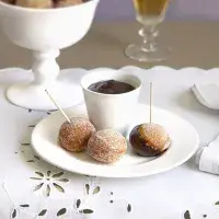 Skořicové minikoblihy s čokoládovou omáčkou