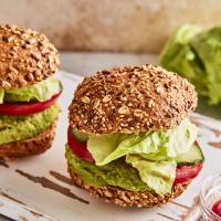 Hrášek se nezdá! Umí se proměnit ve šťavnatý burger, krémovou pomazánku i polévku