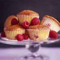 Malinové cupcaky s pomerančovo-cukrovou polevou