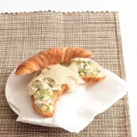 Croissant s kuřecím salátem Croissant s kuřecím salátem